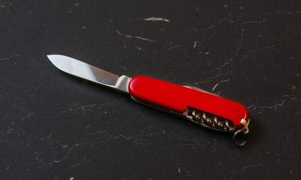 Ein Messer, das mit beiden Händen geöffnet werden muss, wird vermutlich in der Hosentasche erlaubt sein.