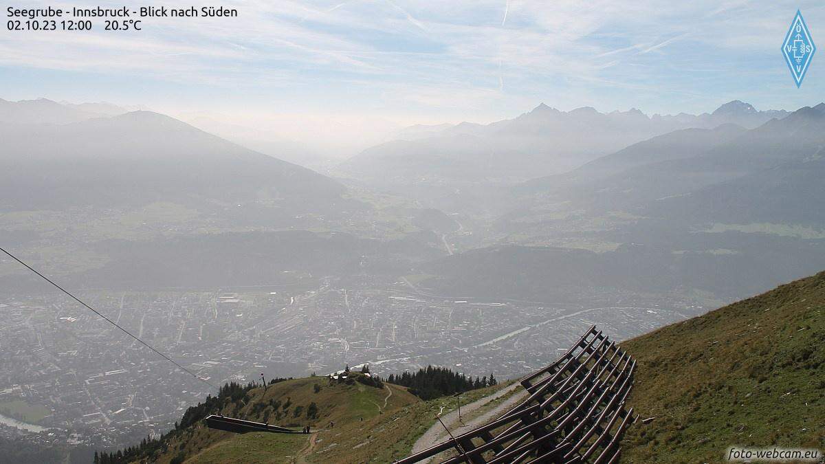 Über Innsbruck schwebt eine Rauchschicht. 