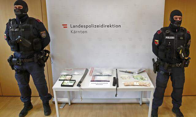 Unter anderem stellte die Polizei 750 Gramm Kokain und 57.000 Euro Bargeld sicher.