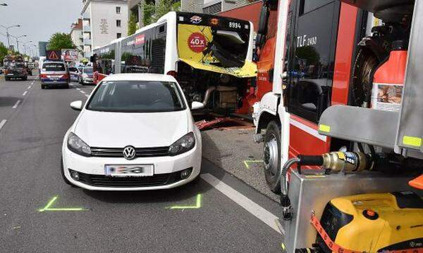 Zwei Feuerwehrmänner, ein Fahrgast im Bus sowie der Autofahrer wurden bei dem Unfall in Favoriten verletzt.