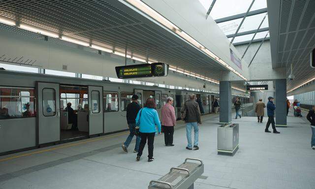 Der 24-Jährige sprach den Mann mit seinem Rucksack in der U-Bahnstation Aspernstraße an. 