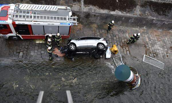 Der Mann stürzte mit seinem PKW und einer Litfaßsäule in den Wienfluss.