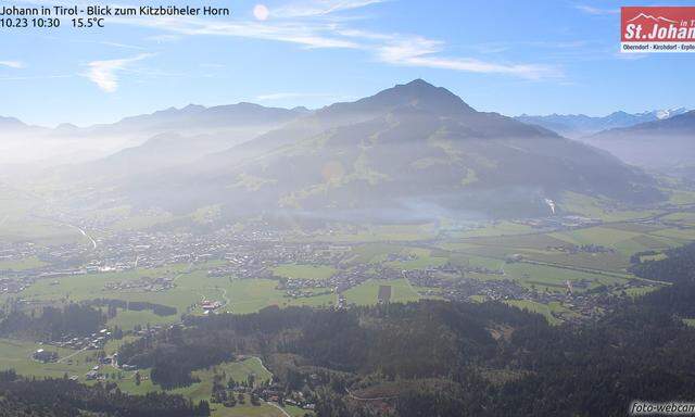 Kanadischer Rauch am Sonntag in St. Johann in Tirol. Blick zum Kitzbüheler Horn.