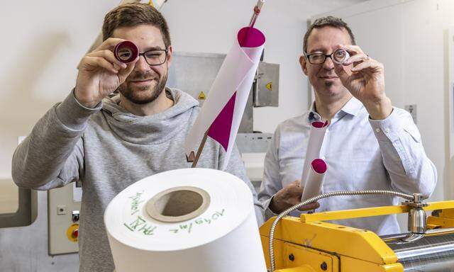 Für ihre Versuche haben Ulrich Hirn (rechts) und Alexander Maaß Papier mit Modelltinte besprüht und anschließend eine Woche lang mit einem Laserscanner beobachtet, um die Krümmung zu messen.