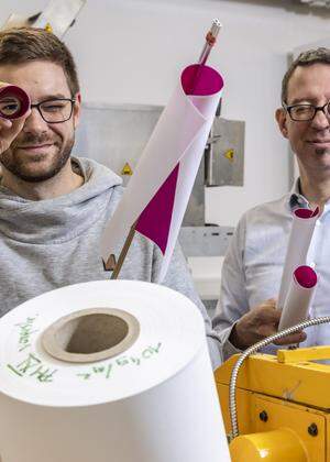 Für ihre Versuche haben Ulrich Hirn (rechts) und Alexander Maaß Papier mit Modelltinte besprüht und anschließend eine Woche lang mit einem Laserscanner beobachtet, um die Krümmung zu messen.