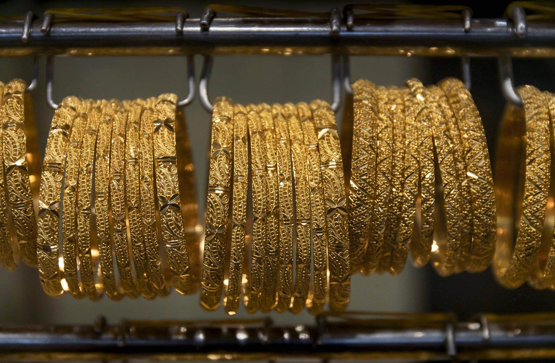 Cena zlata dosegla rekordno vrednost zaradi naraščajoče negotovosti in padajočih obrestnih mer