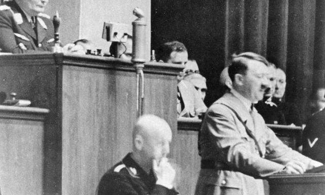 Adolf Hitler hält eine Rede im Reichstag nach dem „Röhm-Putsch“. Im Hintergrund Hermann Göring.