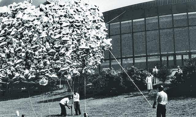 Die Klangwolke brachte die Musik aus dem Brucknerhaus auch hinaus auf die Straße. Sie wurde ab 1979 veranstaltet, hier der Herzballon aus diesem Jahr.