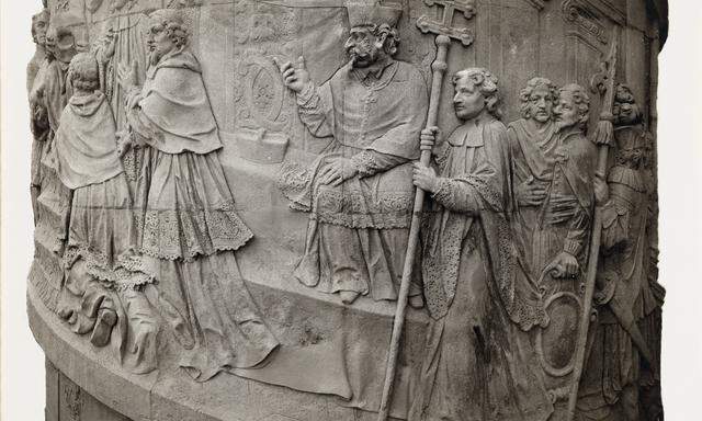 Die Reliefs zeigen Szenen aus dem Leben des Heiligen Karl Borromäus. 