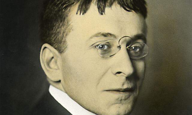 Karl Kraus (1874–1936) auf einem Foto aus dem Jahr 1910. 